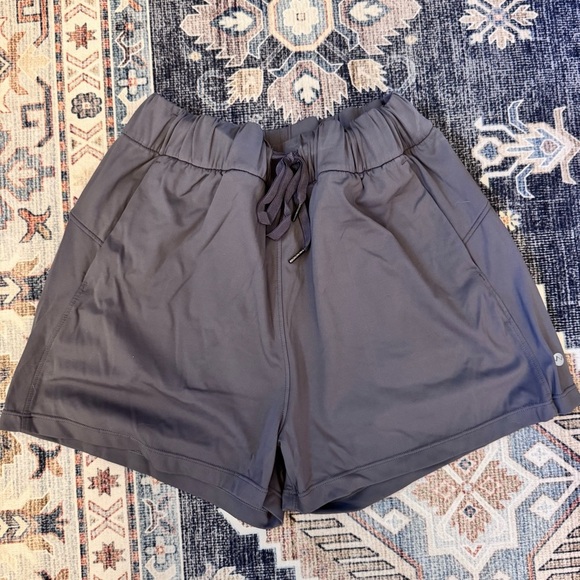 WILLIT Women’s 2.5 Inch Gray Yoga Shorts Size Medium - Picture 2 of 8